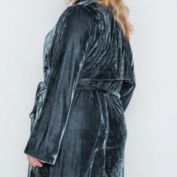 Velvet Trench Coat / Duster (Soprano) size 2X 3X (16-18) - Picture 2 of 3